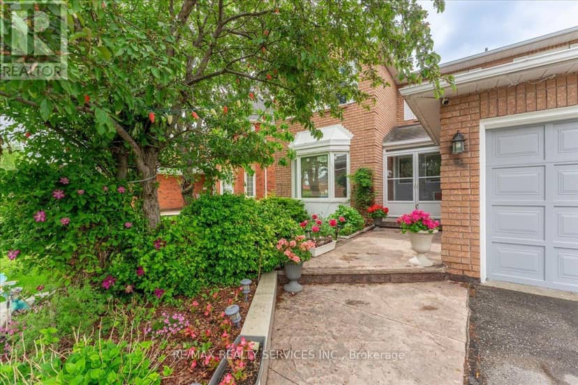 16 Major William Sharpe Drive E — photo 4 of 40