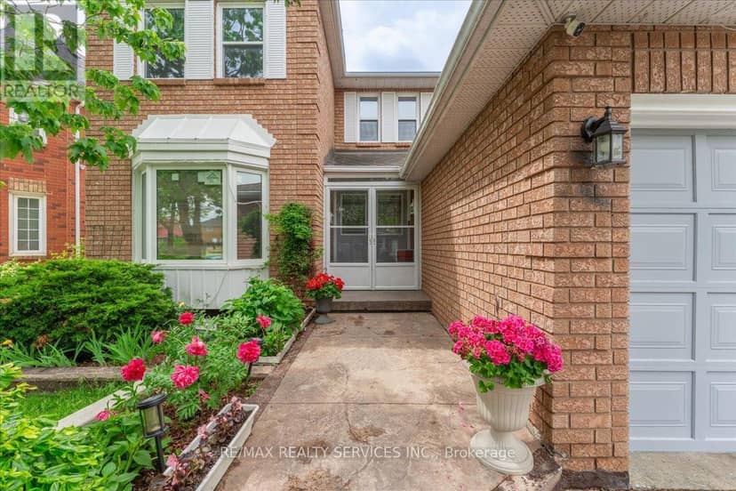 16 Major William Sharpe Drive E — photo 5 of 40