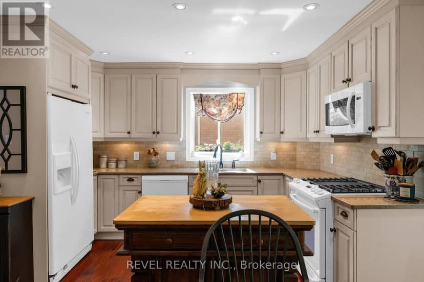 33 Falling Brook Drive — photo 8 of 38