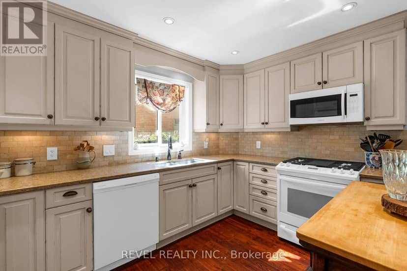 33 Falling Brook Drive — photo 9 of 38