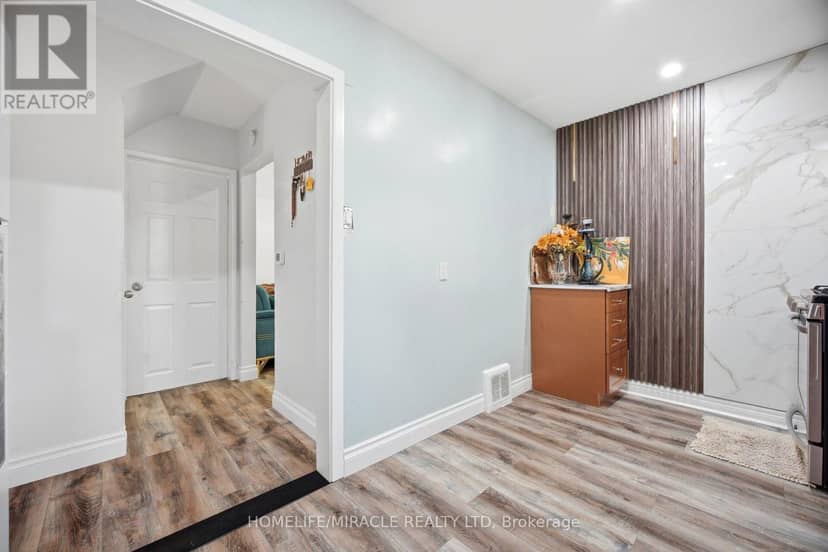 18 Glengrove Avenue — photo 13 of 40