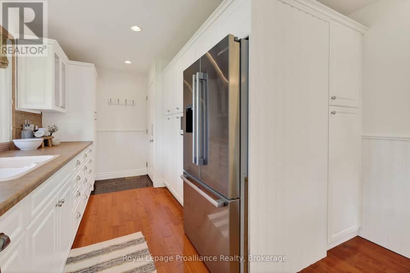 951 D'Arcy Street — photo 12 of 40
