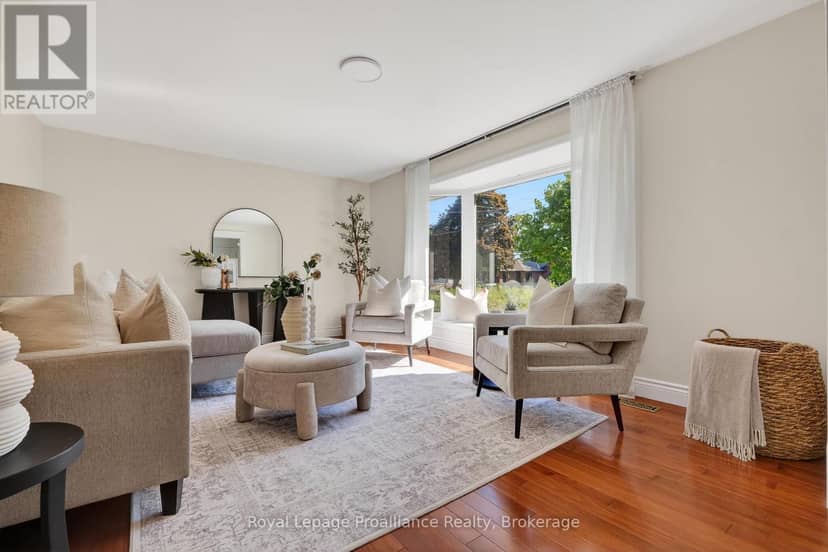 951 D'Arcy Street — photo 6 of 40