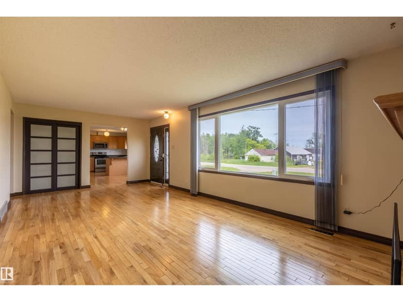 3706 50 ST — photo 9 of 40