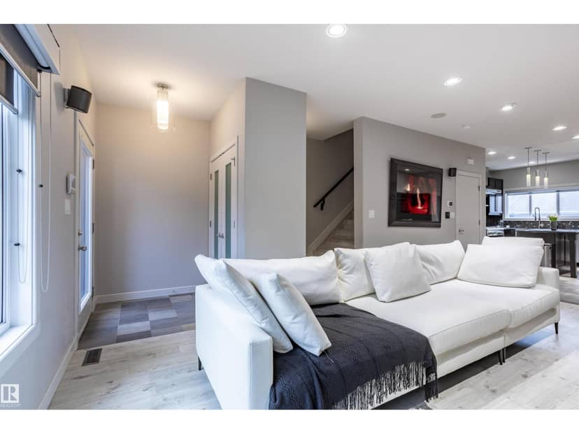 4949 Terwillegar Cm NW — photo 13 of 40