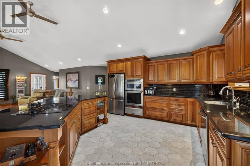 425 Park AVENUE West — photo 14 of 40
