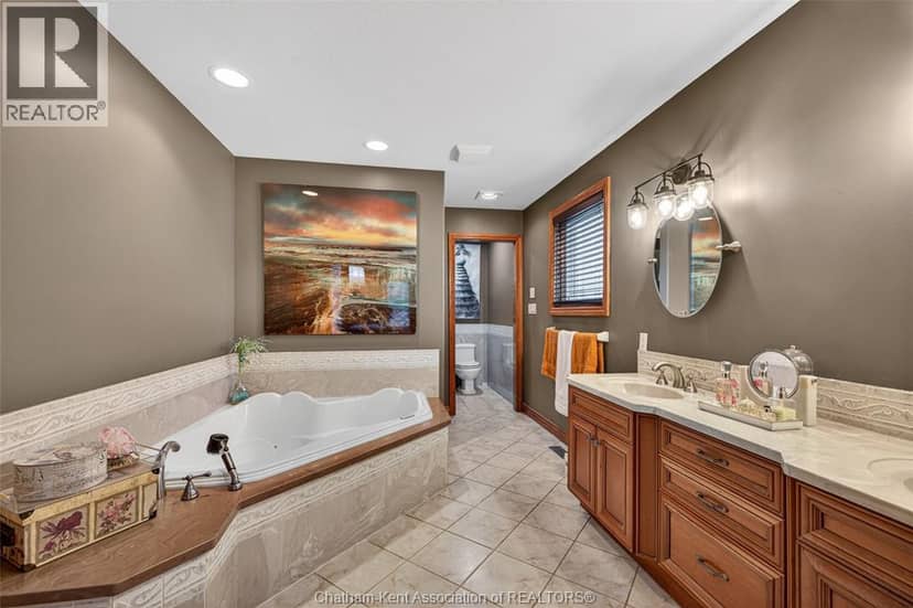 425 Park AVENUE West — photo 19 of 40