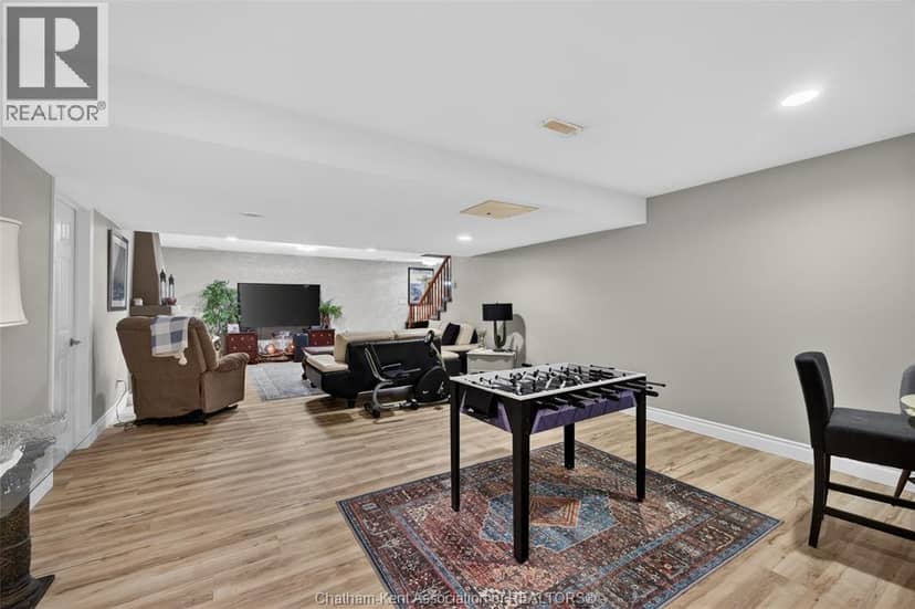 425 Park AVENUE West — photo 25 of 40
