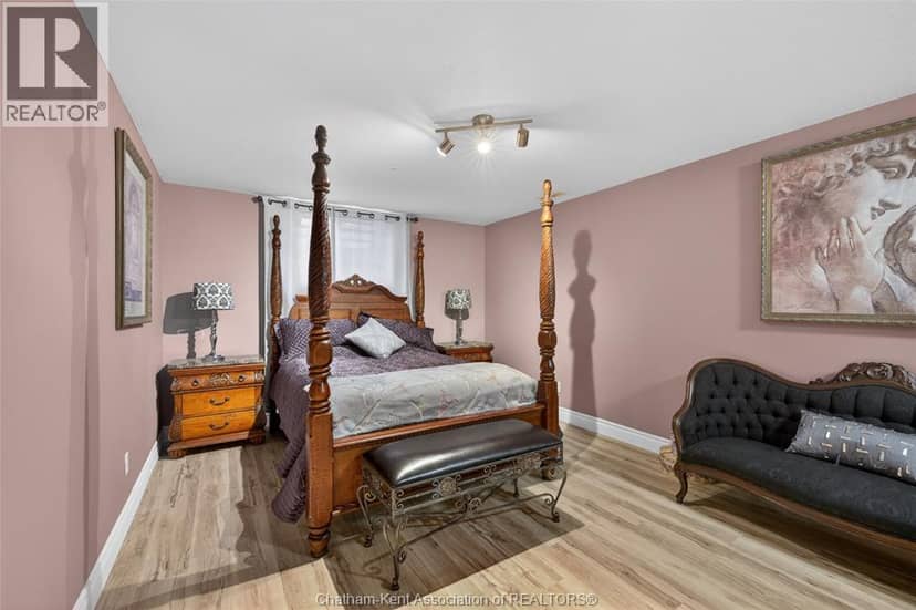 425 Park AVENUE West — photo 28 of 40