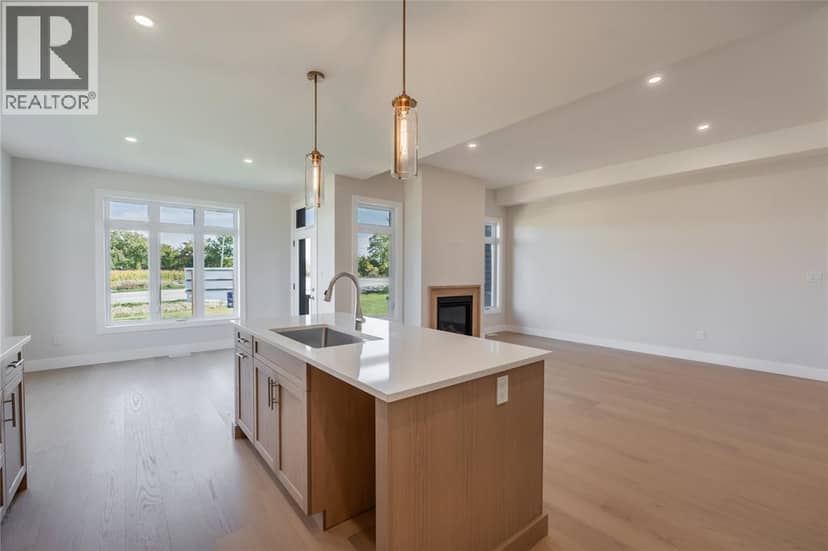 3555 Paul Crescent — photo 10 of 40