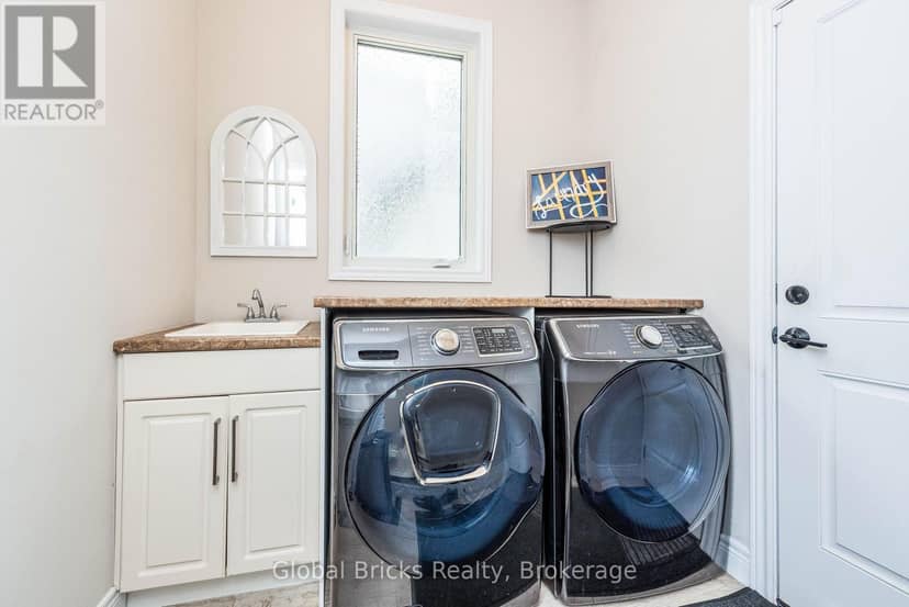 25 Hilborn Street — photo 10 of 21