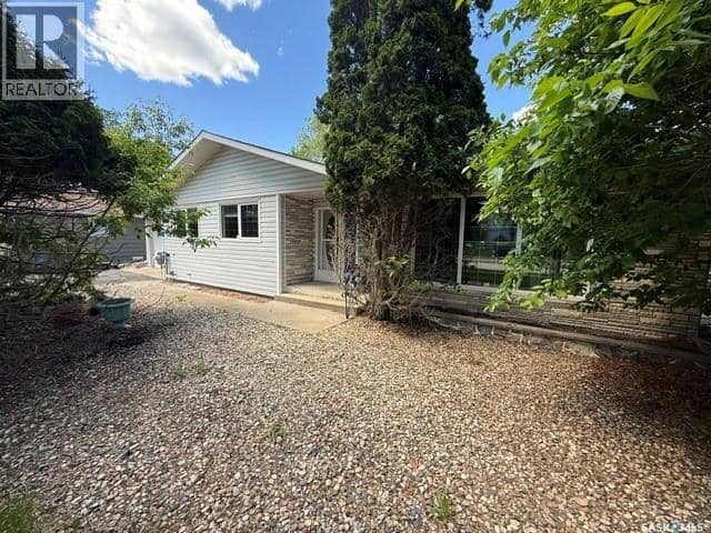 245 Queen Elizabeth BOULEVARD — photo 3 of 22