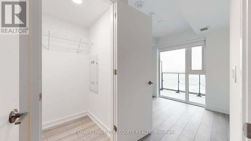 809 - 8 Tippett Road — photo 14 of 32