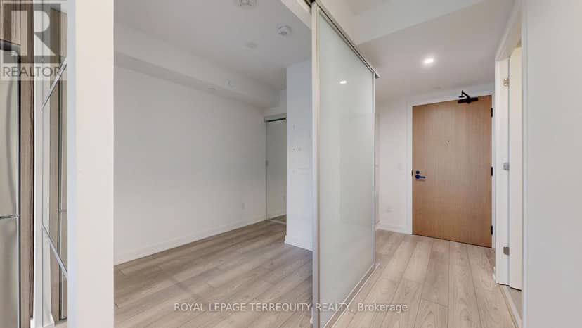 809 - 8 Tippett Road — photo 18 of 32