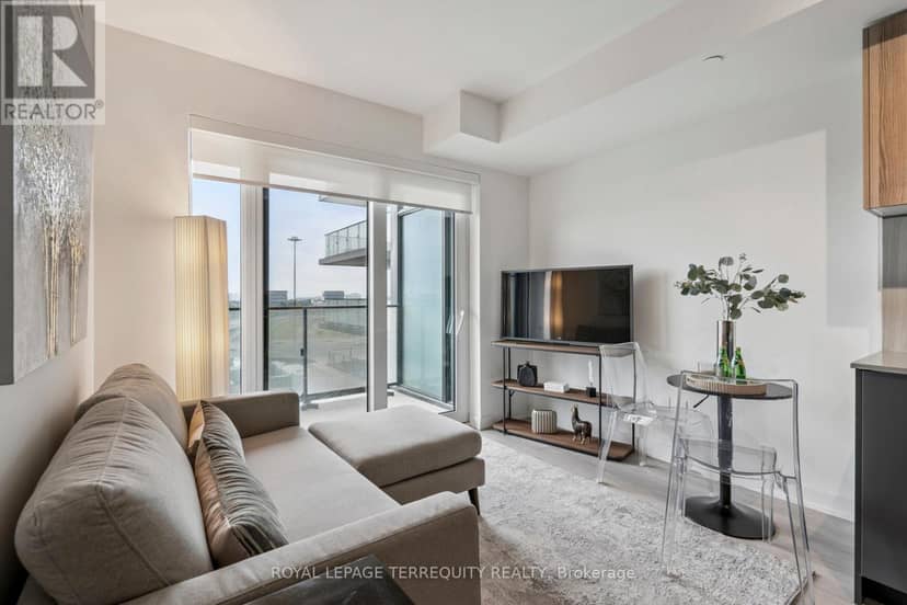 809 - 8 Tippett Road — photo 4 of 32