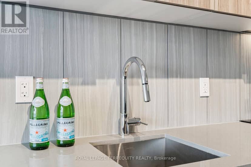 809 - 8 Tippett Road — photo 7 of 32