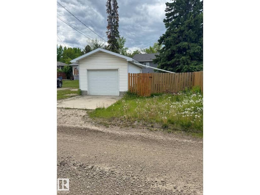 5093 45 ST — photo 26 of 40