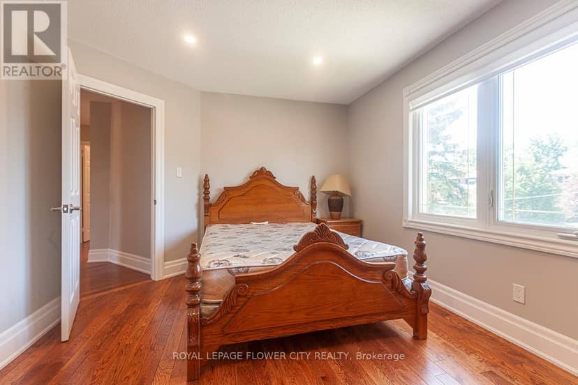 1 St Michaels Crescent — photo 33 of 40
