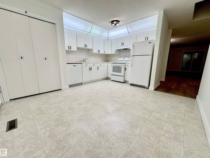 8118 27 AV NW — photo 36 of 40