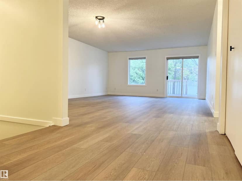 8118 27 AV NW — photo 15 of 40