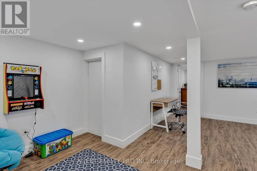 21 Oriole Road — photo 28 of 40