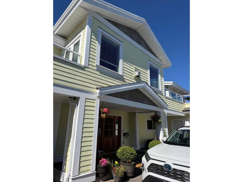 1050 Parker Street, White Rock, photo 2
