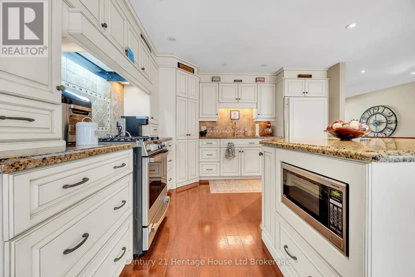 42 Alexander Avenue — photo 4 of 34