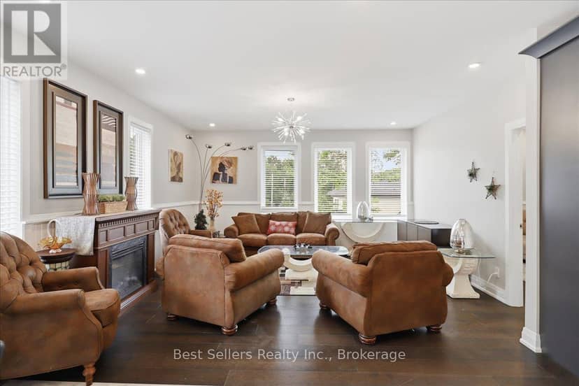56 Florence Street W — photo 11 of 28