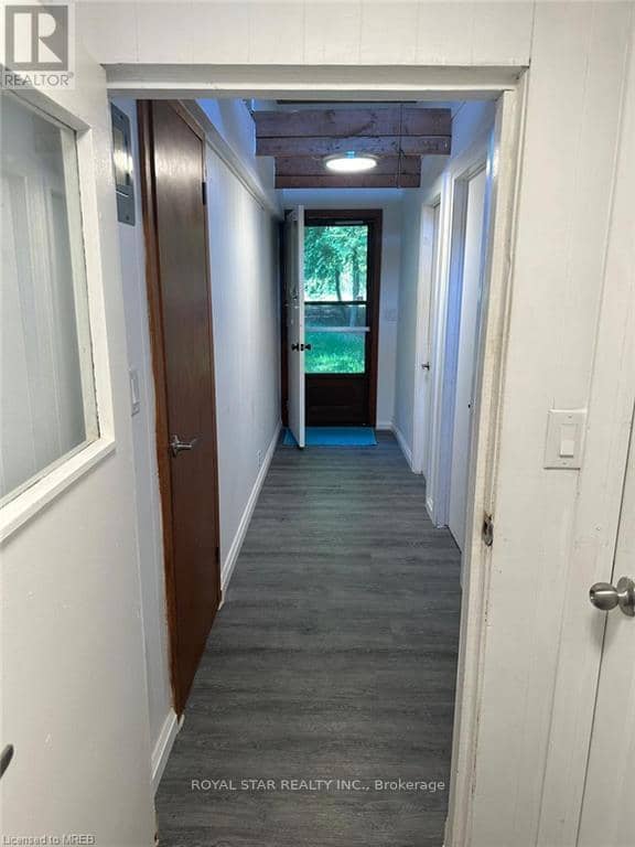 85 Simpson Avenue — photo 8 of 38