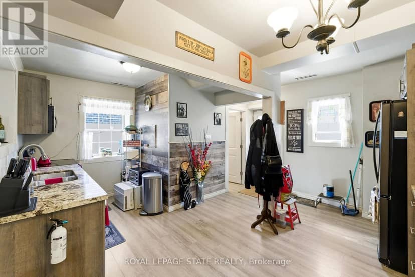1745 King Street E — photo 23 of 40