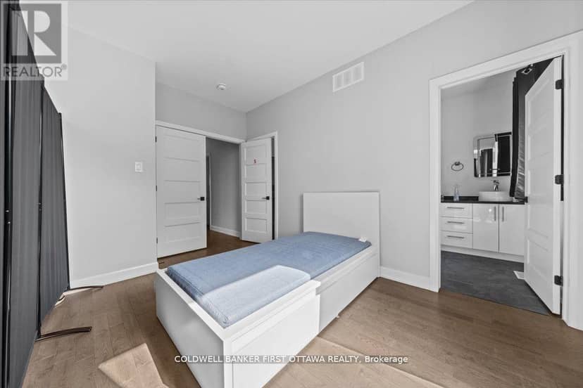 560 Queen Mary Street — photo 21 of 40