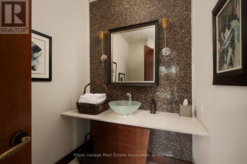 1510 Pinetree Crescent — photo 17 of 40