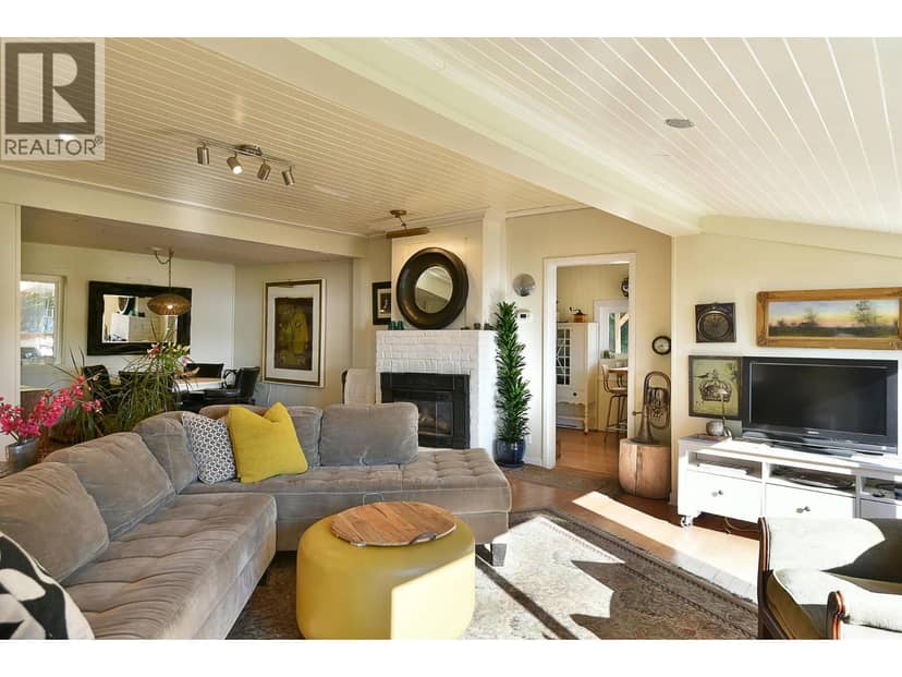 586 BALS LANE, Gibsons, photo 7