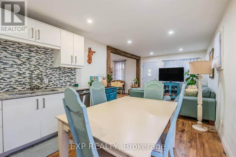 829 Athol Street — photo 4 of 17