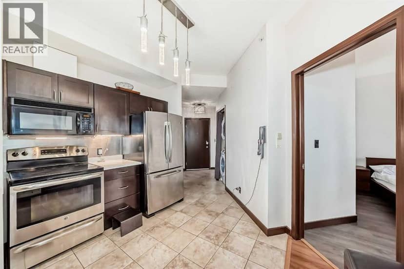 915, 1053 10 Street SW — photo 16 of 40