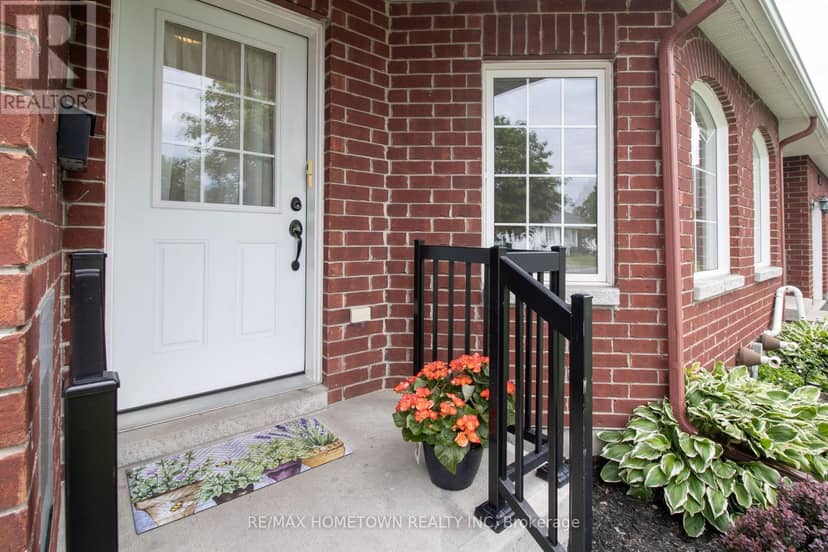 155 Steacy Gardens — photo 3 of 36