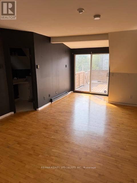 1052 Bathurst Street — photo 9 of 13