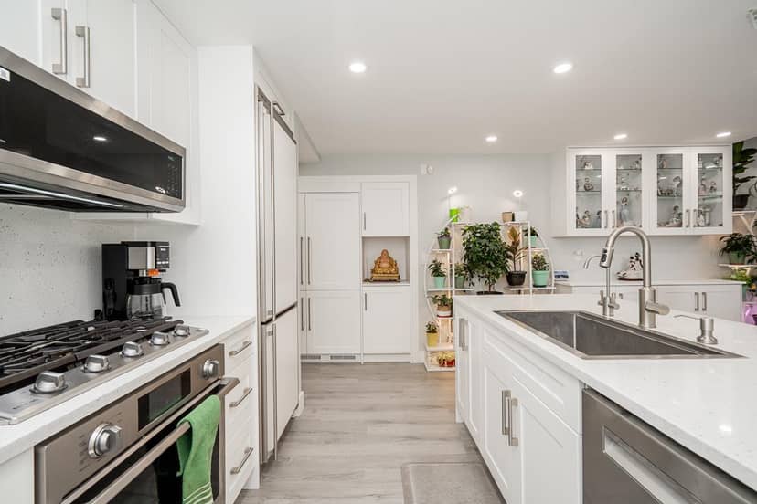 203 15152 RUSSELL AVENUE, White Rock, photo 8