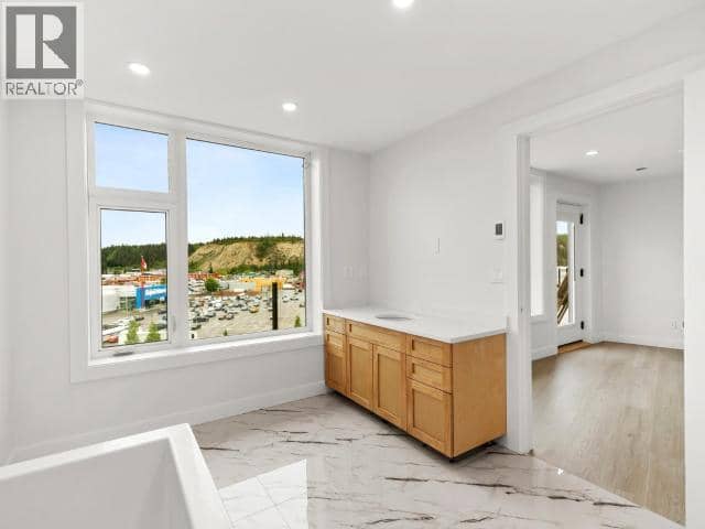 605-2240 2nd Avenue — photo 10 of 17