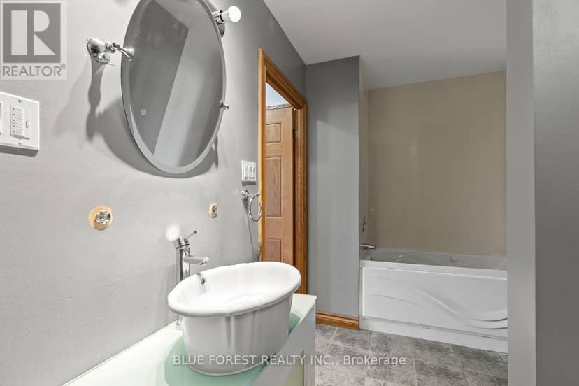 702 - 549 Ridout Street N — photo 24 of 27