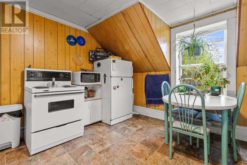 32 Pleasant Street — photo 19 of 37