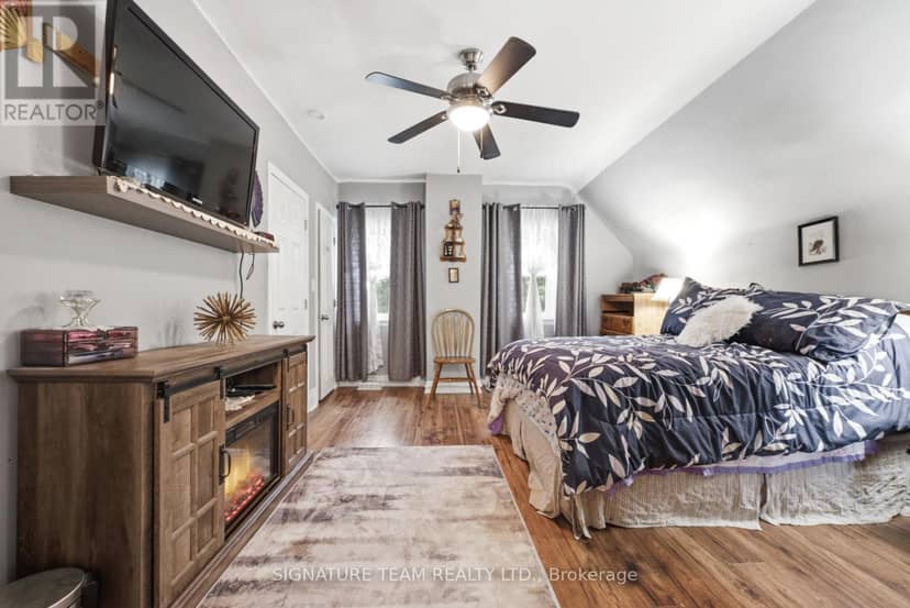 652 Moffat Street — photo 17 of 33