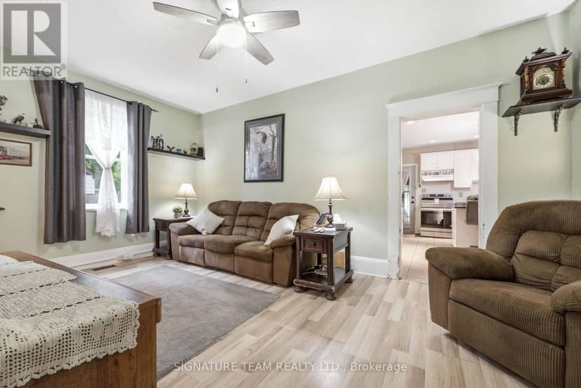652 Moffat Street — photo 11 of 33