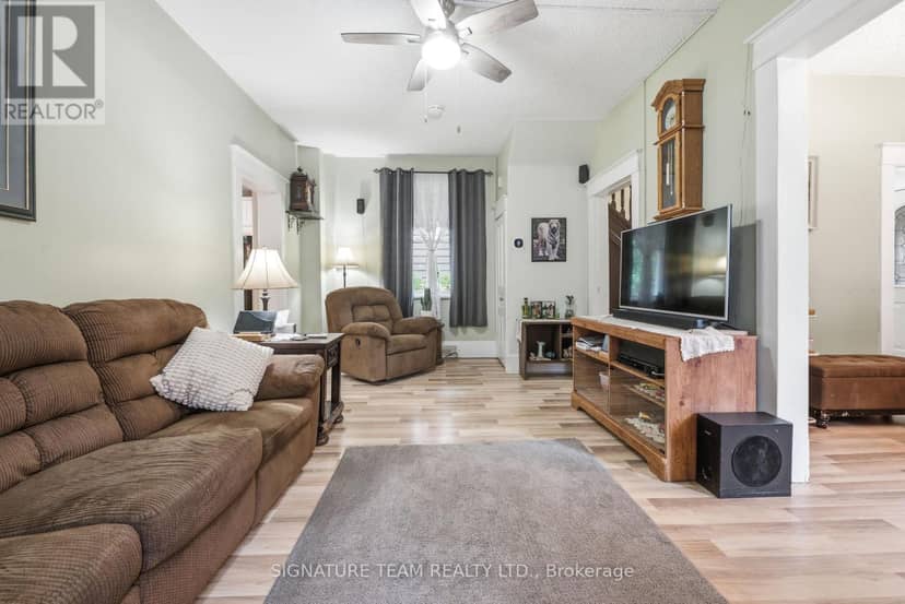 652 Moffat Street — photo 8 of 33