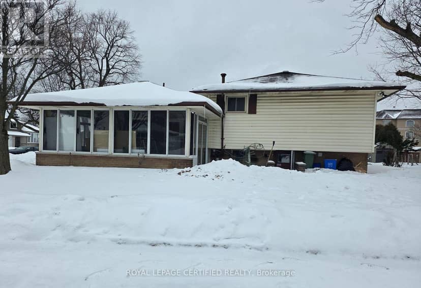 2 Rideau Crescent — photo 2 of 17