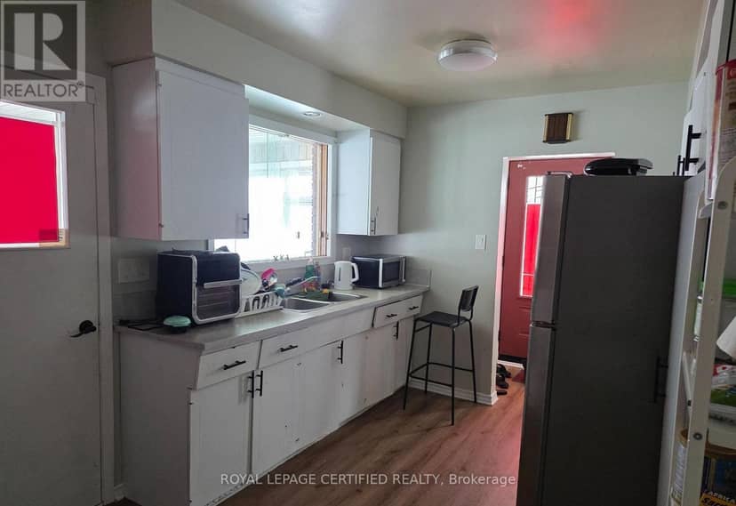 2 Rideau Crescent — photo 5 of 17