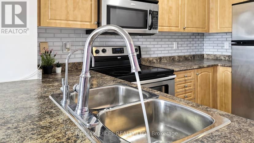318 - 310 Red Maple Road — photo 10 of 38