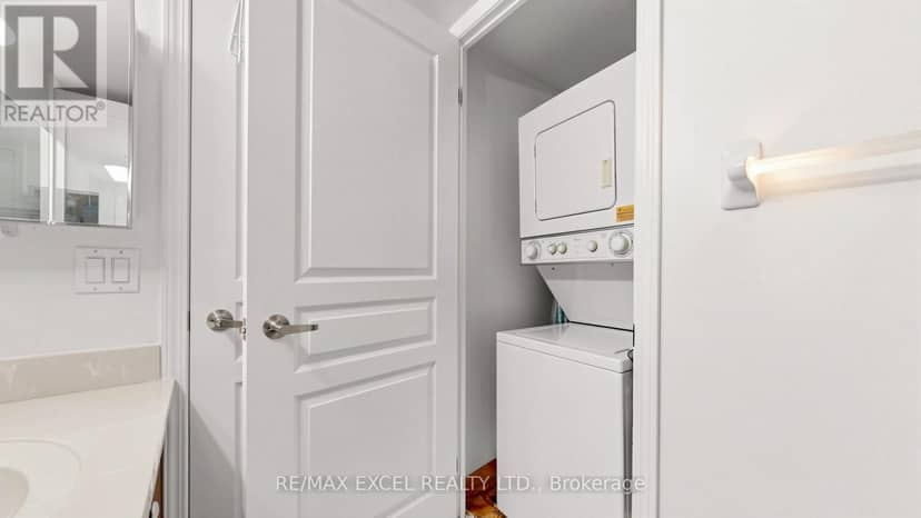 318 - 310 Red Maple Road — photo 17 of 38
