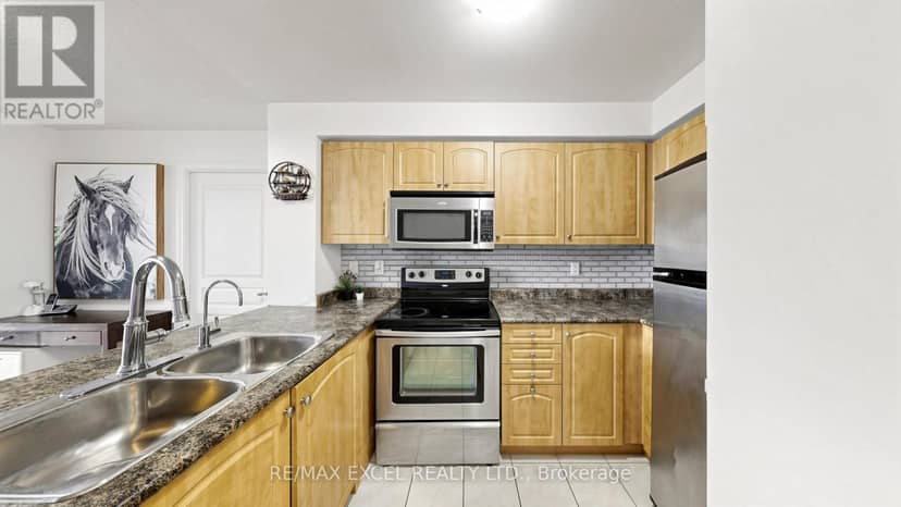 318 - 310 Red Maple Road — photo 7 of 38