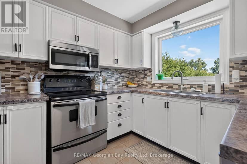 1005 Dina Crescent — photo 10 of 40
